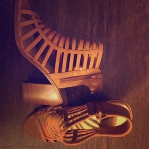 Soda Chuncky Tan heels